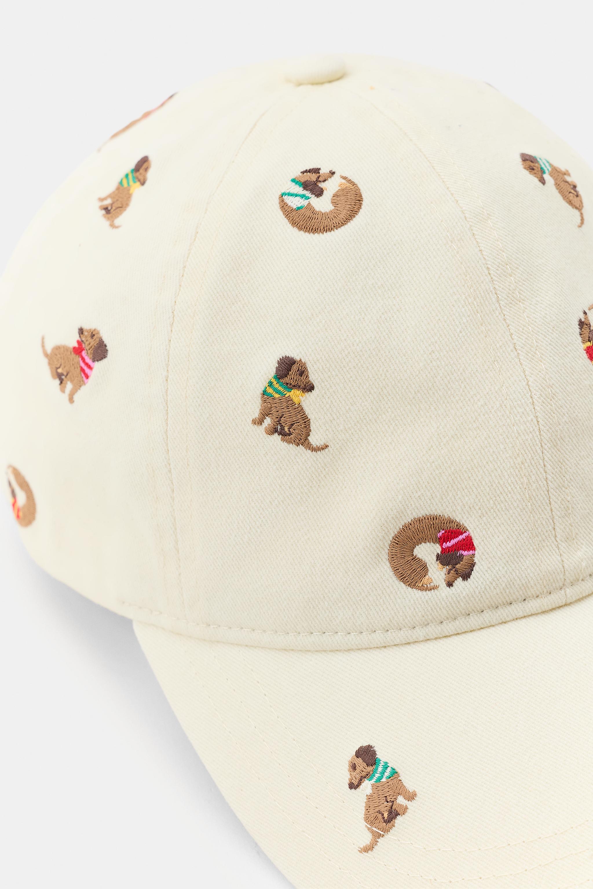 CASQUETTE EN SERGÉ AVEC CHIENS BRODÉS